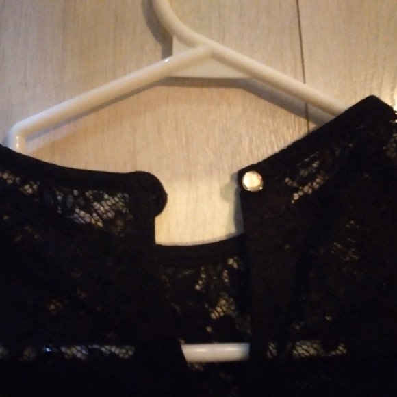 Black Lace Long-Sleeved Peplum Top - Picture 3 of 4